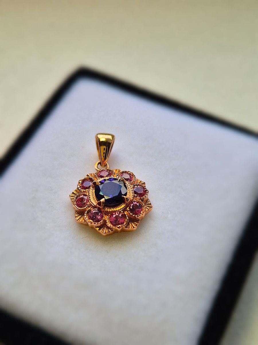 Kamelien- Anhänger Saphierblüte 14K Rosegold, voilett Saphir 