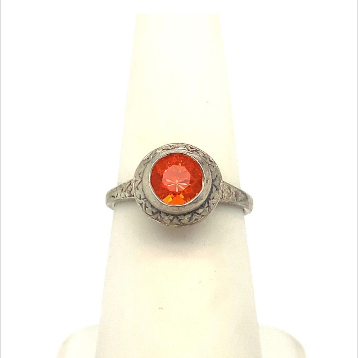 Gravierter Halo Ring mit mexikanischem Feueropal in Argentium Silber